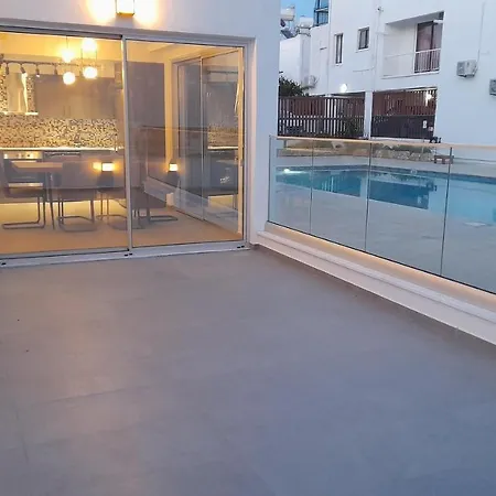Sky On The Pool *